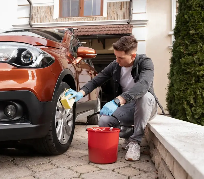 Lavage auto à domicile Chambon-la-Forêt : professionnel intervenant sur un véhicule